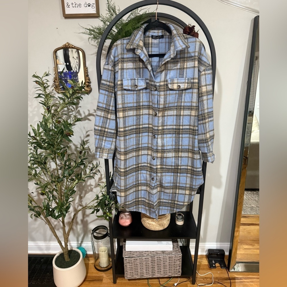 Simplee Apparel Plaid Shirt Jacket shacket in Blue and Tan size medium